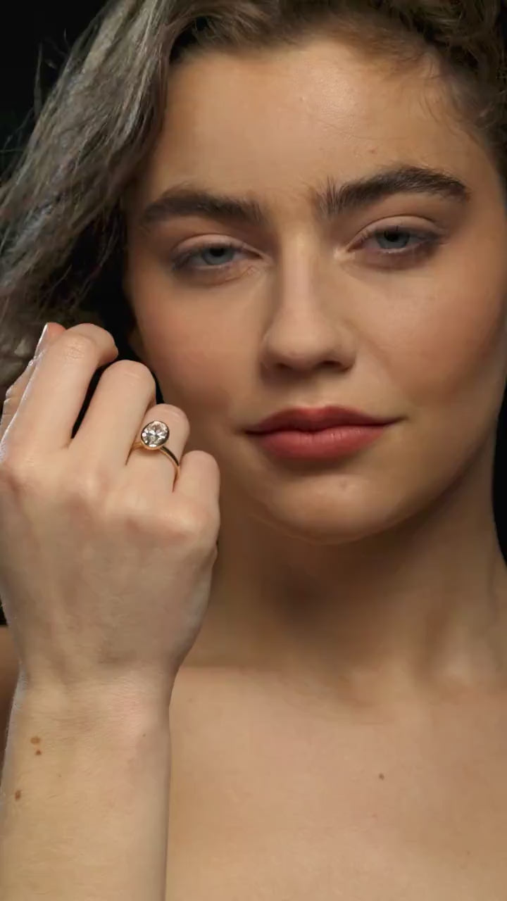 2.00 Carat Round Lab-Grown Diamond Engagement Ring – Bezel & Nature-Inspired